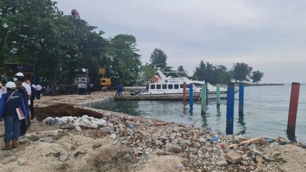 Sudin LH Kepulauan Seribu Angkut 250 Ton Sampah Kiriman dari Perairan Pulau Tidung