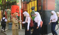PTM di SMPN 13 Kota Semarang, Ganjar Lihat Siswa Ngumpul Saat Cuci Tangan