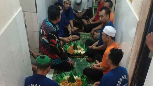 Obati Rindu Keluarga Saat Lebaran, Polresta Surakarta Suguhkan Nasi Tumpeng untuk Para Tahanan