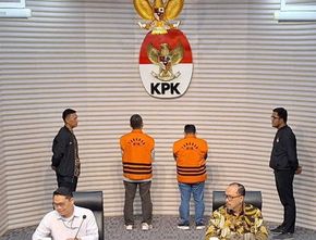 KPK Tahan Bupati Situbondo Karna Suswandi usai Ditetapkan Jadi Tersangka Korupsi Dana PEN