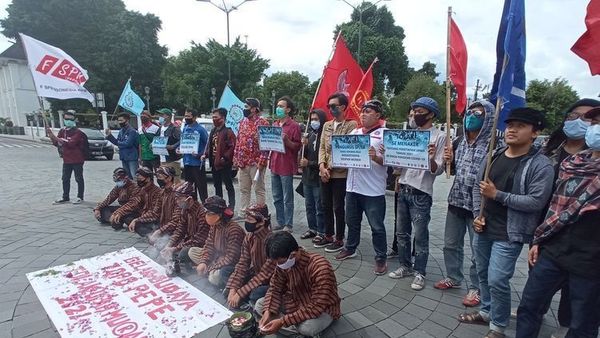 Kecewa dengan Kenaikan UMP yang Tak Signifikan, Buruh di Yogyakarta Gelar Aksi ‘Topo Pepe’