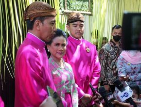 Momen Jokowi Masih Pakai Pakaian Adat Jawa Tetap Bekerja di Sela Acara Pernikahan Kaesang-Erina
