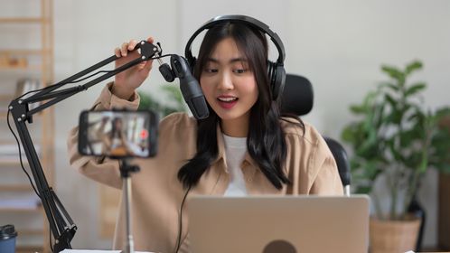 Biar Editing Lancar dan Live Streaming Stabil: Perbandingan FTTH, FWA, dan Mobile untuk Content Creator Indonesia