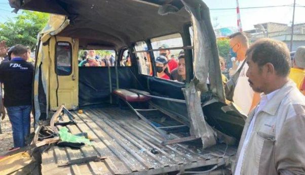 Terobos Palang Pintu: Angkot Ditabrak Kereta Api 4 Penumpang Tewas, Sopir Selamat Lalu Diamuk Warga