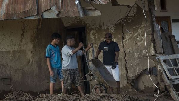 Korban Banjir Bandang NTT Terima Bantuan Rp 500.000 Per Keluarga