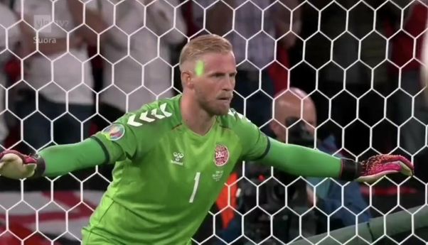 Euro 2020: Tak Terpuji, Fans Inggris Tembakkan Laser Ke Wajah Kasper Schmeichel