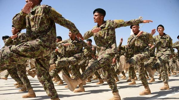 Terlihat Beberapa Tentara Afghanistan Membelot ke Taliban, Analis Intelejen Ungkap Alasannya