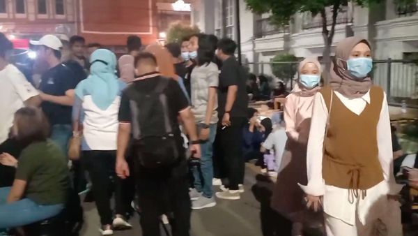 Bobby Nasution 'Tersandung' Kesawan City Walk, Ramai Warga Berkerumun Saat Makan
