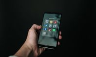 Sebelum Curhat di Media Sosial, Pertimbangkan Dulu Untung dan Ruginya Berikut Ini