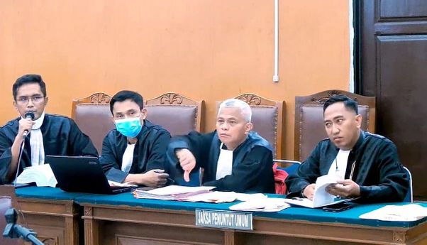 JPU Debat Panas dengan Penasihat Hukum soal Kode Etik Hendra Kurniawan, Jaksa Sampai Turunkan Jempolnya