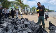 Bersihkan Pesisir Pantai, DLH Balikpapan Angkat Sampah 9 Ton per Hari