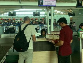 Bule Prancis Acungkan Jari Tengah dan Mau Pamer Kemaluan ke Petugas Imigrasi Dideportasi dari Bali