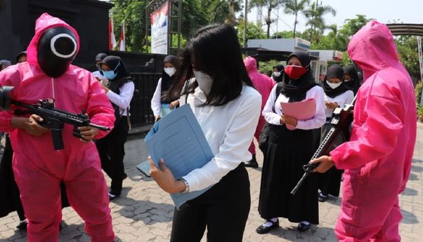 Pink Soldier di Squid Game Jadi Pengawas Tes CPNS di Jawa Timur, Netizen: “Nooraakkk!, ngabisin uang rakyat aja”