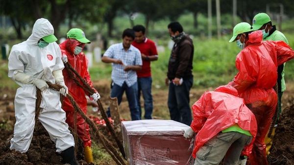 Kisah Petugas Pemakaman Jenazah Covid-19 Seberangi Sungai untuk Antarkan Korban Corona Viral