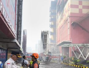 Pemadaman Glodok Plaza Masih Berlangung hingga Kamis Pagi usai Terbakar Semalam