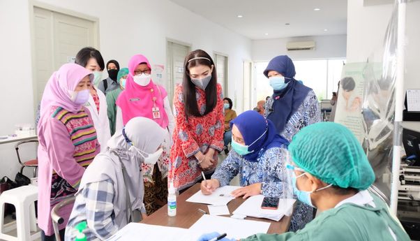 Datangi Klinik di Solo dengan Rambut Terurai, Selvi Ananda Minta Jaga Jarak Kehamilan