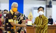 Netizen Salfok Lihat Foto Gibran dengan Ganjar: Batiknya Mas, Badan Jadi Mleyot