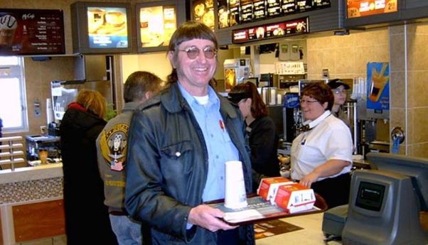 Pria Ini Cetak Rekor Dunia Makan Burger Big Mac Terbanyak Selama 49 Tahun!