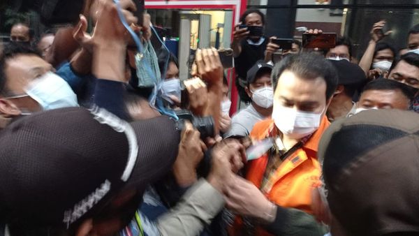 Kenakan Baju Rompi Oranye dengan Tangan Diborgol, Azis Syamsuddin Bungkam Saat Digelandang ke Tahanan