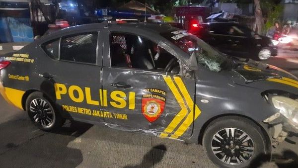 Dua Sepeda Motor Hantam Mobil Patroli Polisi di Cililitan Jakarta Timur