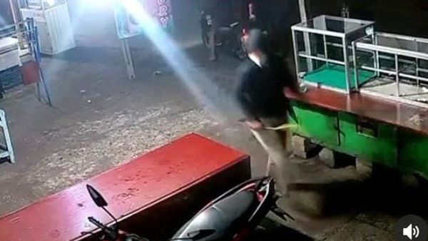 Berita Kriminal: Terekam CCTV, Aksi Begal Hampiri dan Rampas Handphone Penjual Pecel Ayam di Sawangan Depok