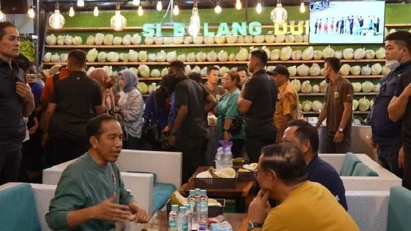 Rayakan Kemanangan Timnas U-22, Jokowi Traktir Para Menteri Makan Durian Medan