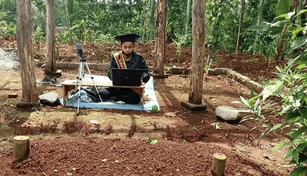 Nadif Nasrulloh, Mahasiswa IAIN Purwokerto yang Wisuda Online di Kuburan
