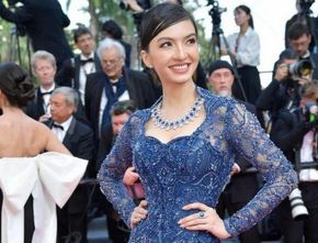Penampilan Memukau Raline Shah Pakai Kebaya Biru di Cannes Film Festival 2023