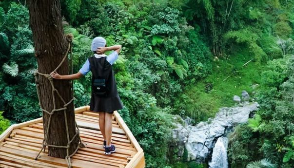 Menikmati Segarnya Air Terjun Tlogo Muncar di Kaki Gunung Merapi