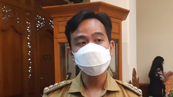 Gibran Minta Relawan Jokowi Urungkan Niat Polisikan Ubedillah Badrun