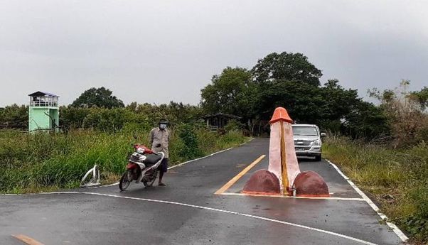 Berharap Turun Hujan, Sebuah Desa di Thailand Bangun Patung Penis Raksasa