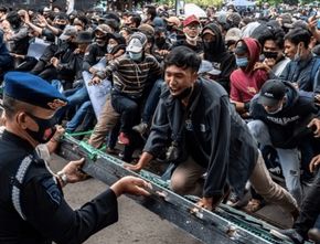 Terbaru: Empat Kawannya Ditahan karena Demo, Mahasiswa Datangi Polrestabes Semarang