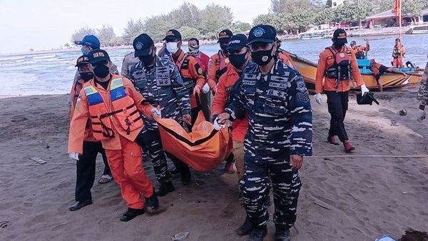 Berita Jateng: Berhasil! 5 Hari Pencarian, Tim SAR Temukan Mahasiswi Tenggelam di  Pantai Logending Kebumen