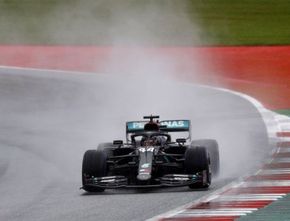 Hasil Formula 1 GP Inggris: Lewis Hamilton Juara Kendati dengan Ban Pecah