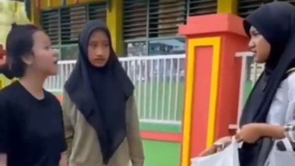 Remaja Perempuan Ini Di-Bully Dua Orang, Dipukuli dan Tak Bisa Melawan