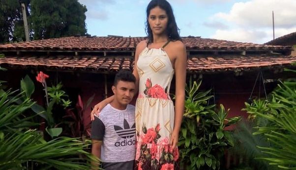 Perempuan Jangkung Setinggi 2 Meter Ini Mulai Mencintai Diri Sendiri Setelah Nikahi Lelaki yang Lebih Pendek