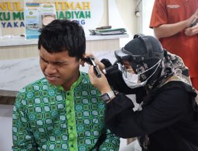 Dokter PKU Jogja Mengabdi Lakukan Pemeriksaan Telinga untuk Siswa SLB Muhammadiyah Se-DIY