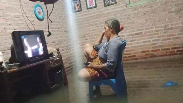 Seorang Nenek Asik Nonton Sinetron Walau Rumahnya Terendam Banjir, Netizen: “Tetep Santuy”
