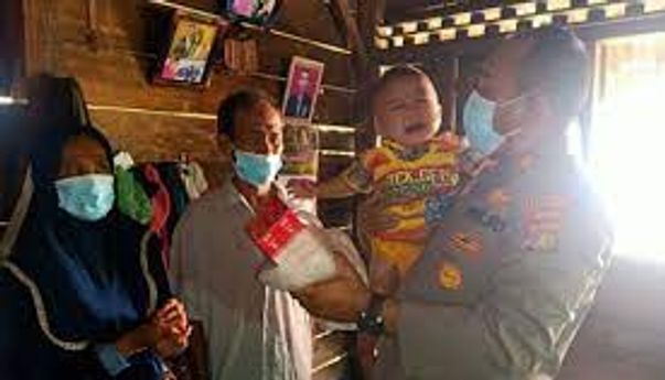 Mengharukan! Kapolsek Sampai Nangis Saat Datangi Kembali Rumah Oktavia Darmayanti, Kenapa?