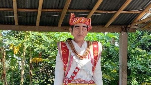 Viral Warga NTT Arak-Arak Patung Jokowi Seberat 700 Kg
