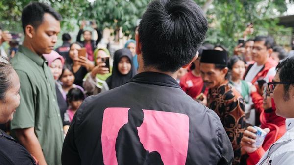 Kaesang Pakai Rompi Bertuliskan ‘Putra Mulyono’ Saat Kunjungi Rumah Warga di Jambe Tangerang