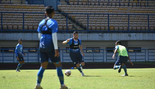 Tak Mau Buru-buru, Pelatih Persib Bandung Ungkap Kisi-kisi Pemain Pengganti Farshad Noor
