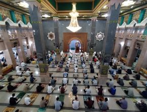 Berita Hari Ini: Dewan Masjid Indonesia Keluarkan Aturan Sholat Jumat di Masa Pandemi
