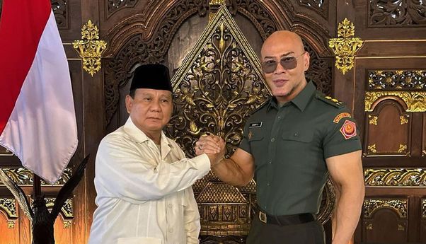 Menhan Prabowo Anugerahkan Pangkat Kolonel Tituler TNI AD ke Deddy Corbuzier