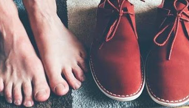 Kaki Bau Karena Sepatumu Kehujanan? Lakukan 4 Langkah Sederhana Ini