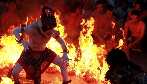 List Properti Tari Kecak yang Harus Ada dalam Suatu Pertunjukan