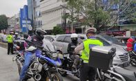 <i>Prittt,</i> Moge Masuk Jalur TransJ Langsung Disetop Polisi, Warganet: Motornya Mahal Tapi...