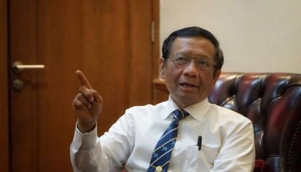 Mahfud MD: “Di Indonesia Pejabatnya Korupsi Bansos, Pengaku Ulama Perkosa Santri”