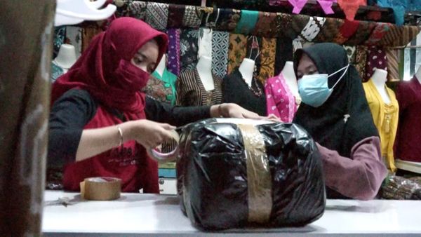 Sepi Pembeli Imbas Larangan Mudik, Pedagang Batik Pasar Setono Berjualan Daring