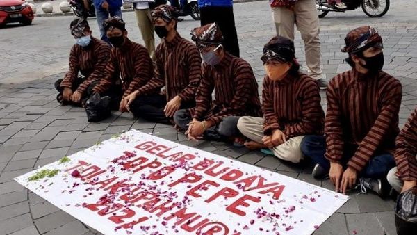 Panas! UMP DIY 2021 Dinilai Rendah, Buruh Topo Pepe di Titik Nol Kilometer Yogyakarta